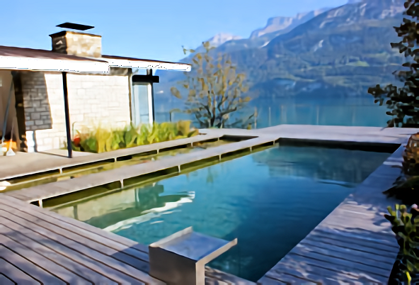 Gartenpool mit Blick auf einen See